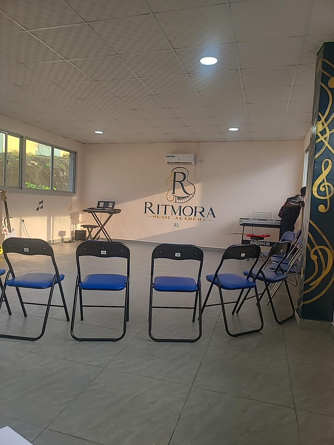 Interior y equipamiento de RITMORA